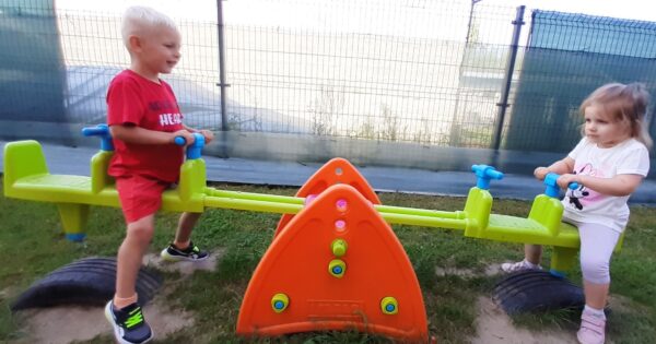 Misie bawią się na placu przedszkolnym.