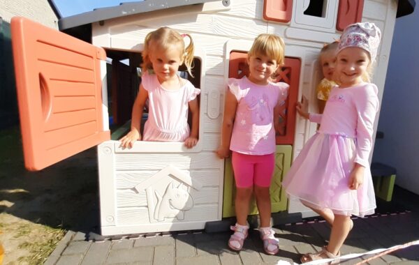 Misie bawią się na placu przedszkolnym.