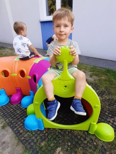 Misie bawią się na placu przedszkolnym.