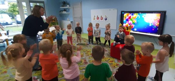 Misie śpiewają urodzinową piosenkę dla Franka.