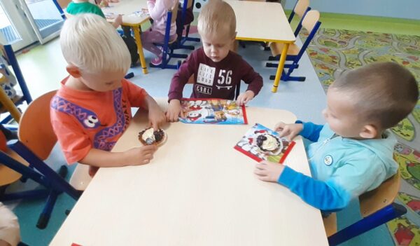 Misie jedzą urodzinowe słodkości przygotowane przez rodziców Franka.