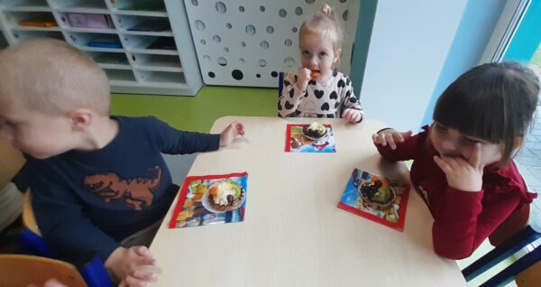 Misie jedzą urodzinowe słodkości przygotowane przez rodziców Franka.