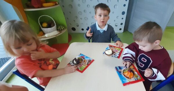 Misie jedzą urodzinowe słodkości przygotowane przez rodziców Franka.