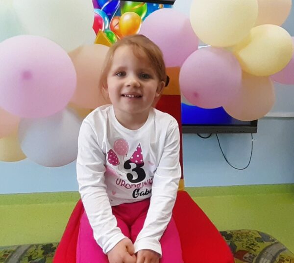 Gabrysia świętuje w przedszkolu 3. urodzinki.
