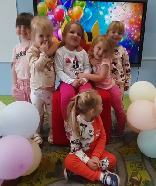 Gabrysia świętuje w przedszkolu 3. urodzinki.