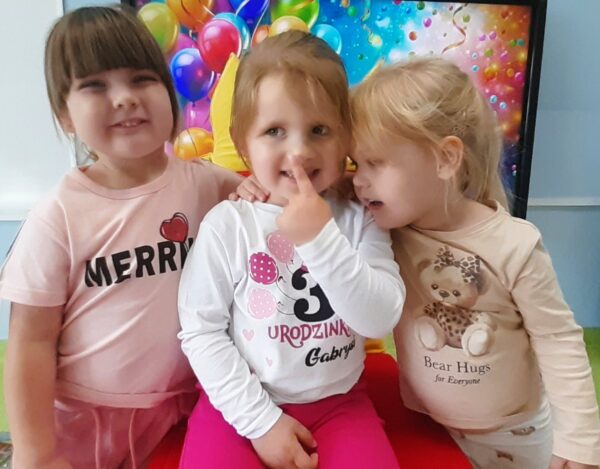 Gabrysia świętuje w przedszkolu 3. urodzinki.