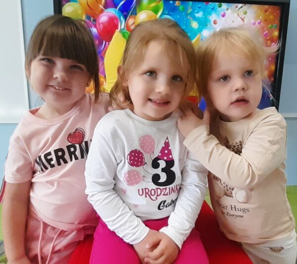 Gabrysia świętuje w przedszkolu 3. urodzinki.