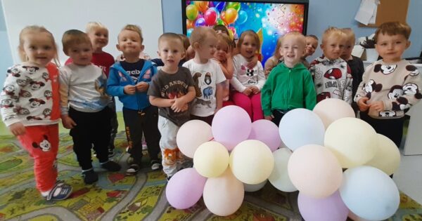 Gabrysia świętuje w przedszkolu 3. urodzinki.