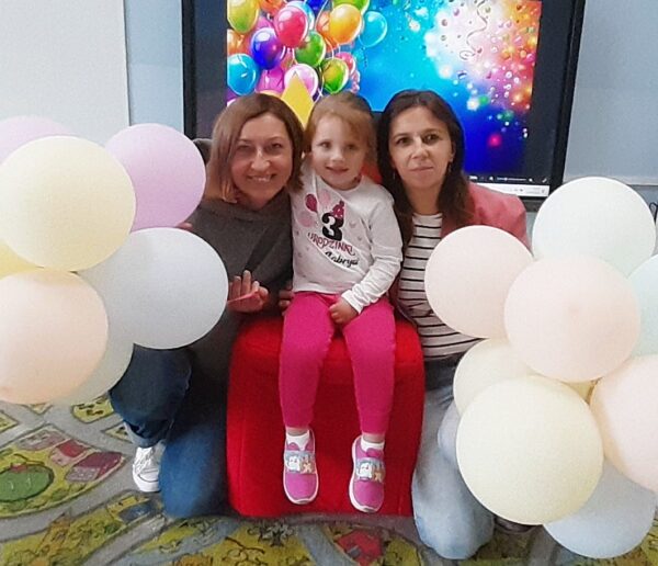 Gabrysia świętuje w przedszkolu 3. urodzinki.