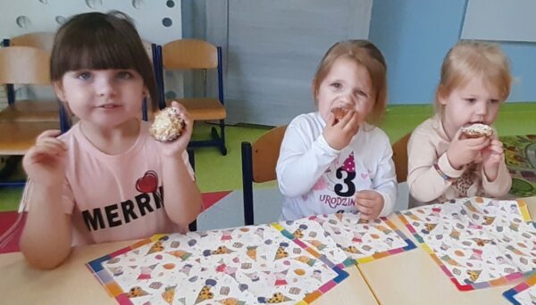 Misie jedzą urodzinowe słodkości przygotowane przez rodziców Gabrysi.