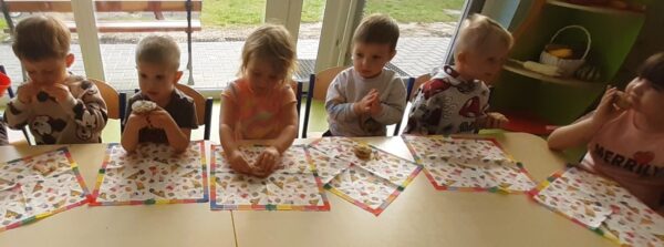 Misie jedzą urodzinowe słodkości przygotowane przez rodziców Gabrysi.