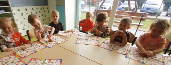 Misie jedzą urodzinowe słodkości przygotowane przez rodziców Gabrysi.