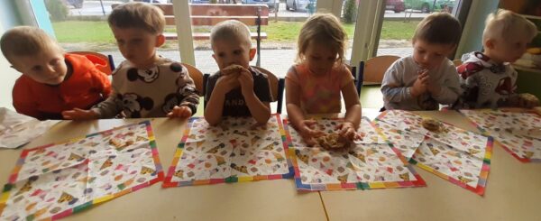 Misie jedzą urodzinowe słodkości przygotowane przez rodziców Gabrysi.