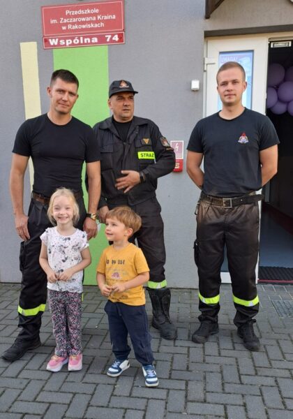 Pamiątkowe zdjęcie Misiów ze strażakami.