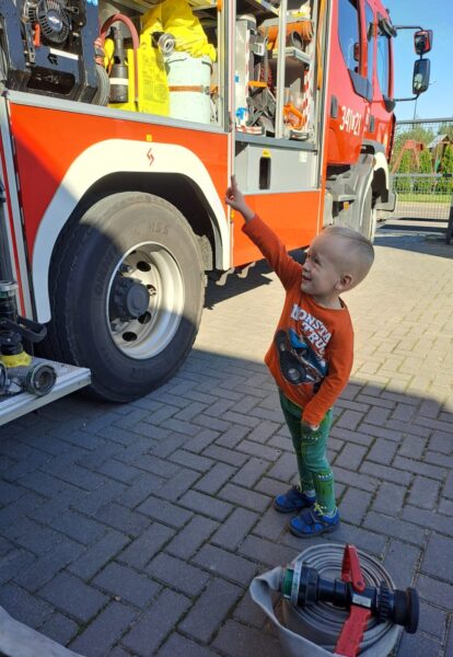 Krzyś poznaje wyposażenie wozu strażackiego.