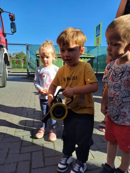 Misie poznają wyposażenie wozu strażackiego.