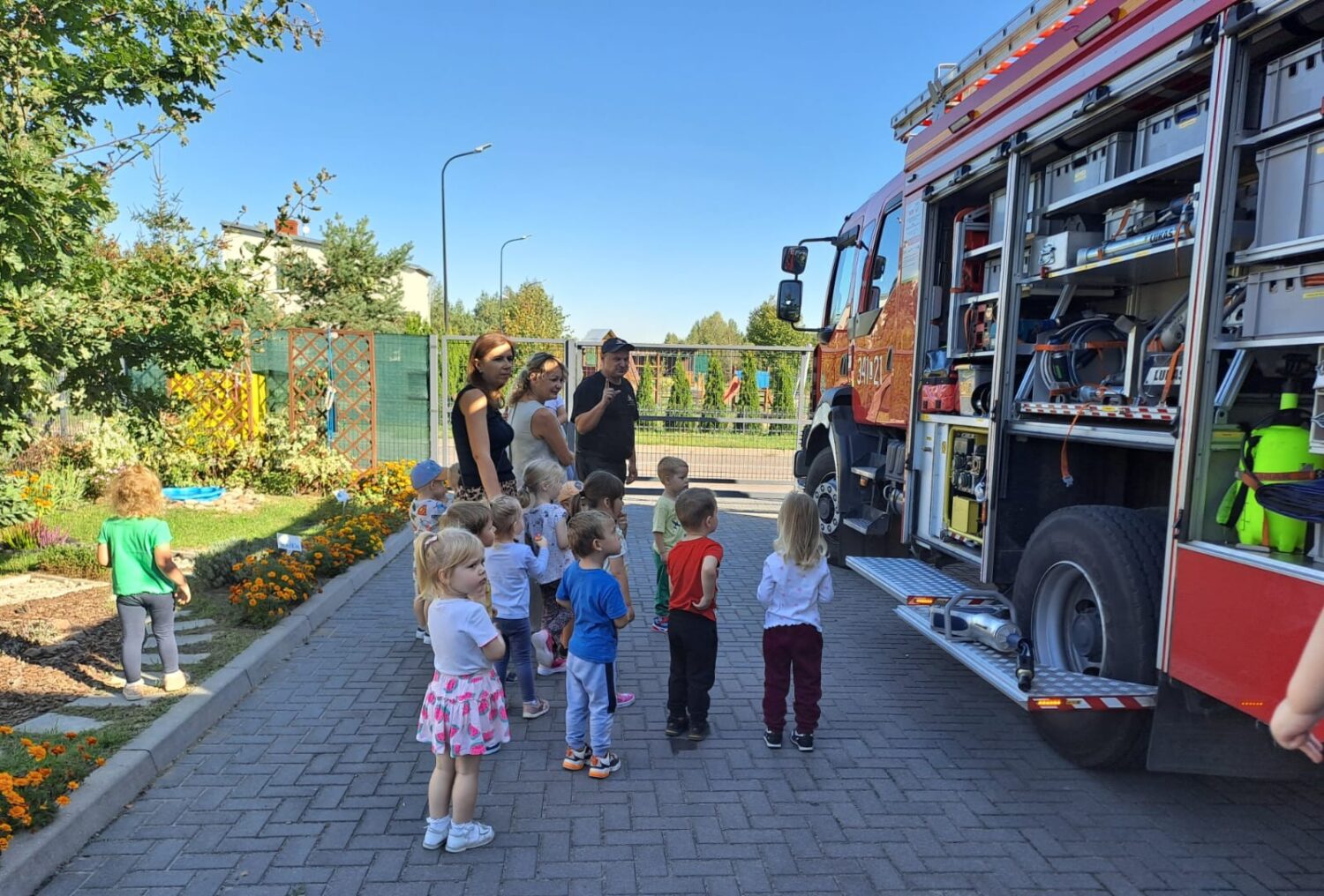 Misie poznają wyposażenie wozu strażackiego.