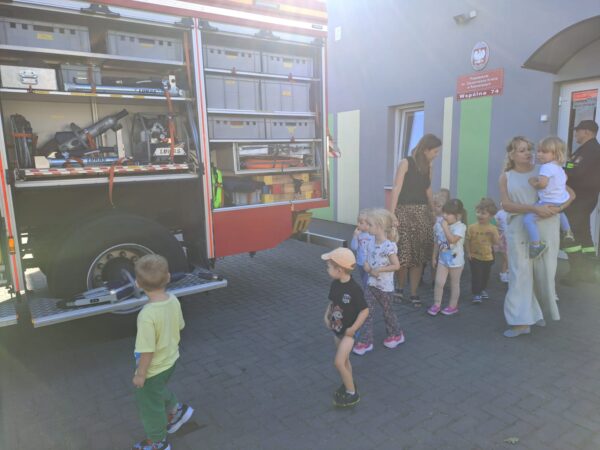 Misie poznają wyposażenie wozu strażackiego.