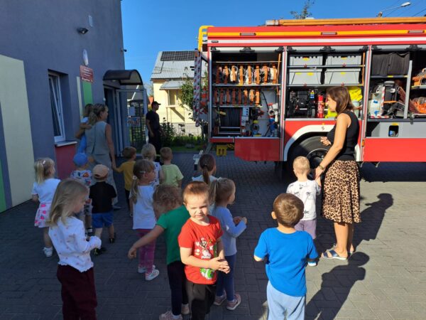 Misie poznają wyposażenie wozu strażackiego.