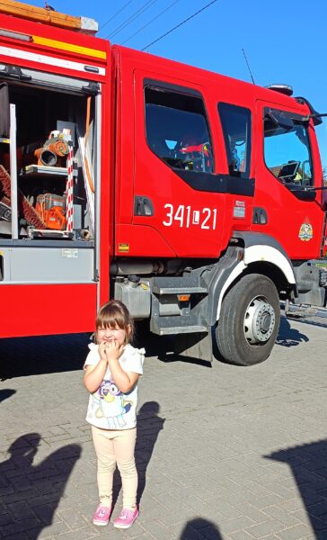 Pamiątkowe zdjęcie Julci z wizyty strażaków.