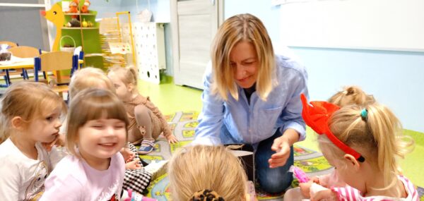 Misie świętują Dzień Dziewczynki.