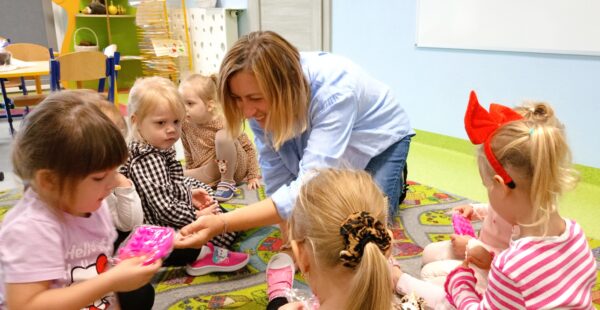 Misie świętują Dzień Dziewczynki.