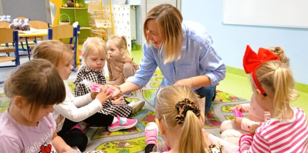 Misie świętują Dzień Dziewczynki.