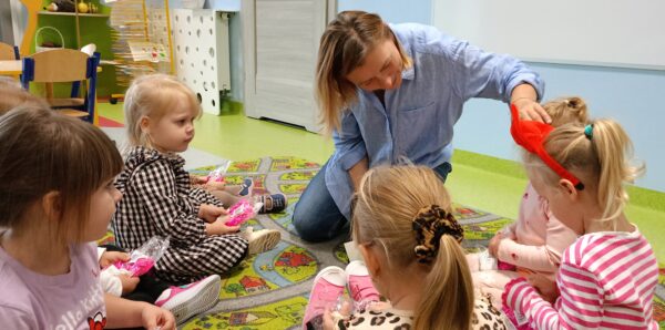 Misie świętują Dzień Dziewczynki.