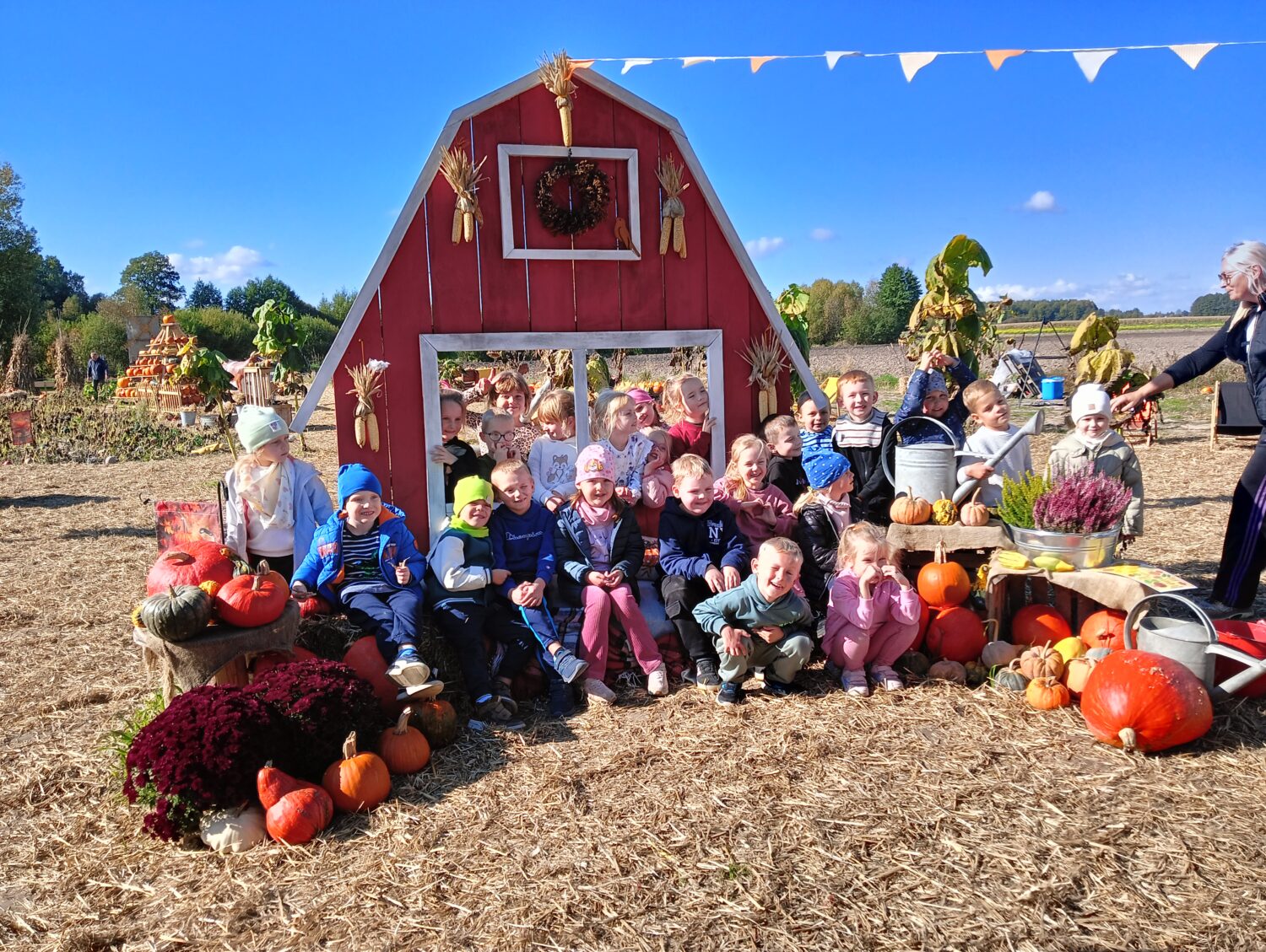 Zdjęcie grupowe podczas wycieczki na Farmę Dyniową