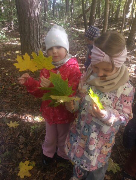 Dziewczynki pokazują zebrane dary