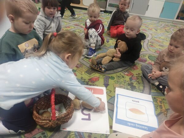 Dzieci liczą ziemniaki