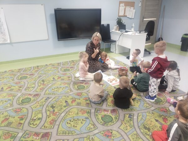 Przedszkolaki pokazują na paluszkach, ile to jest pięć - five