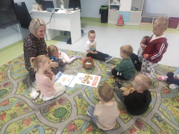 Misie powtarzają nazwę ziemniaka w języku angielskim