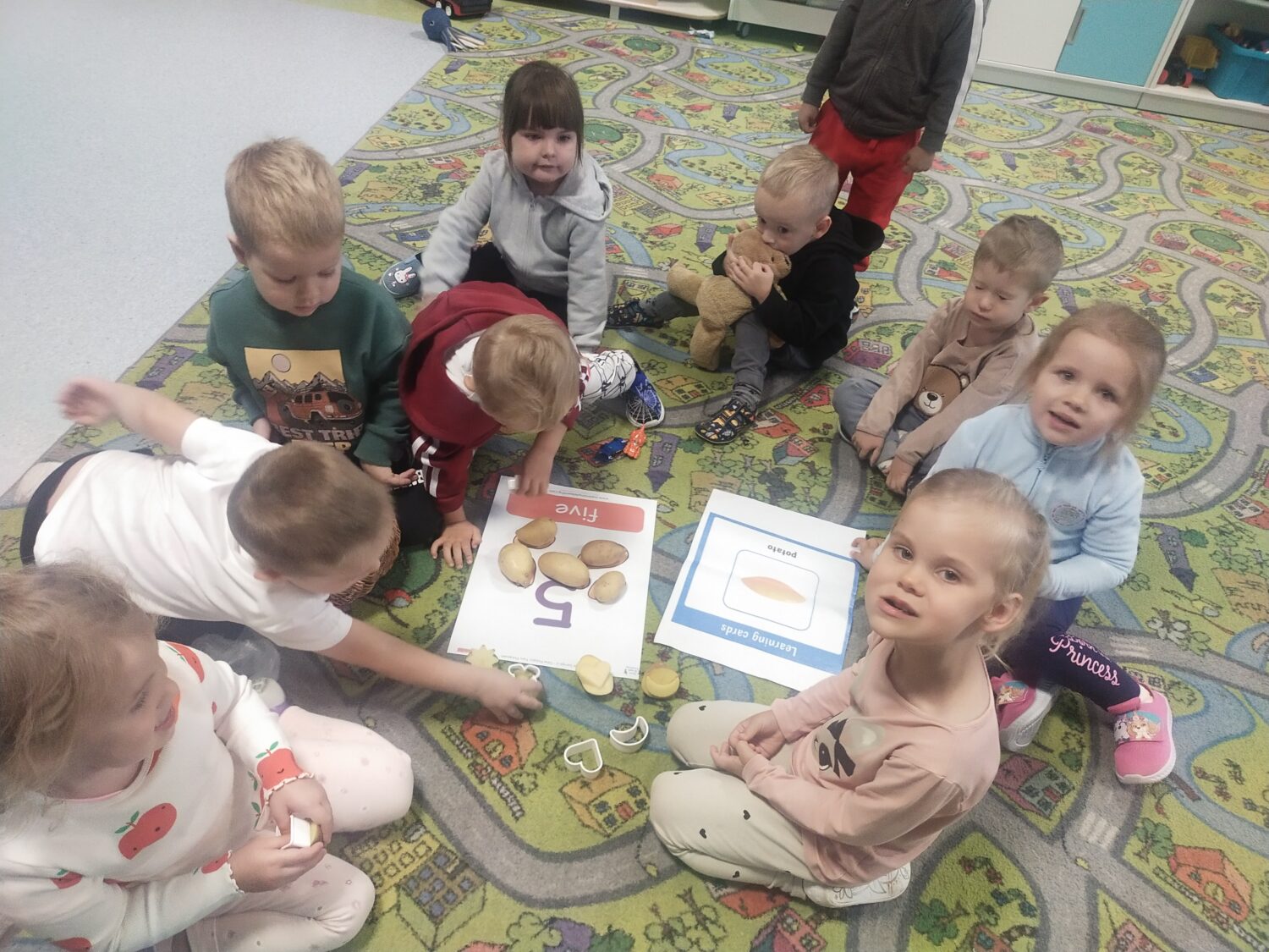 Przedszkolaki oglądają utworzone w ziemniakach kształty