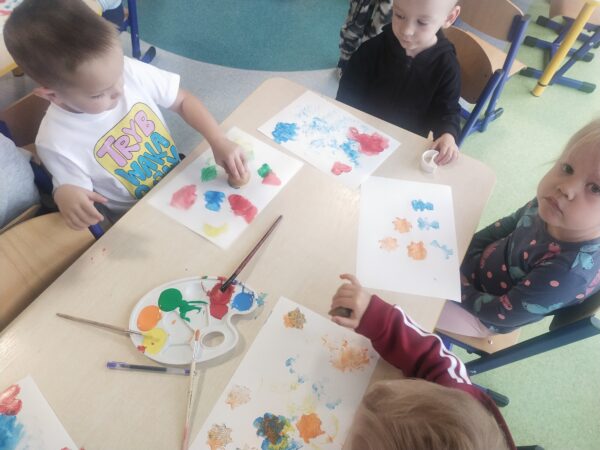 Misie wykonują kolorowe, ziemniaczane pieczątki