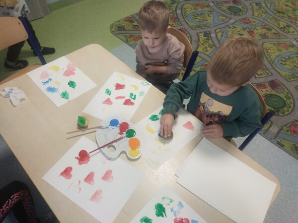 Misie wykonują kolorowe, ziemniaczane pieczątki