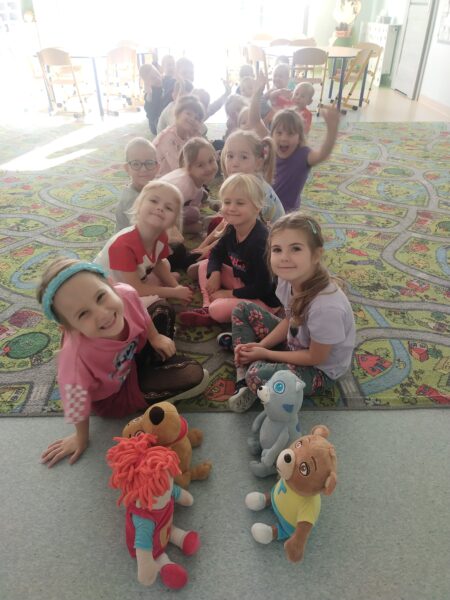 Pszczółki witają się w języku angielskim, mówiąc: Hello!