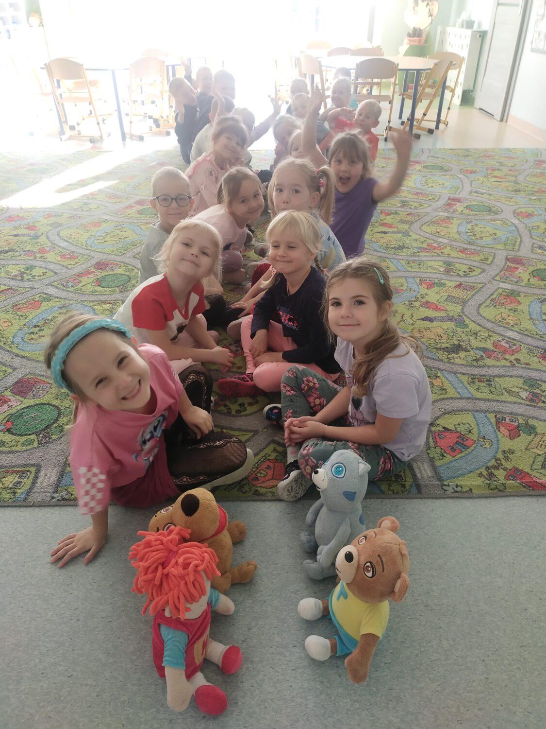 Pszczółki witają się w języku angielskim, mówiąc: Hello!