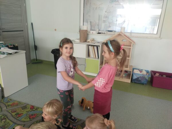 Ala i Marysia ćwiczą przedstawianie się w języku angielskim