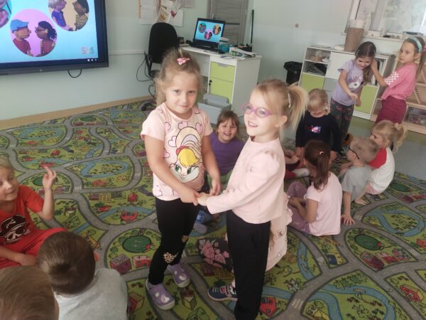 Iga i Pola podają sobie ręce, mówiąc: "Miło Cię poznać" w języku angielskim