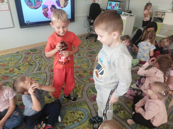 Mikołaj pyta kolegę o imię