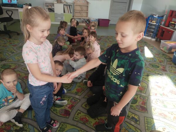 Ewa i Oskar wzorowo wykonują ćwiczenie