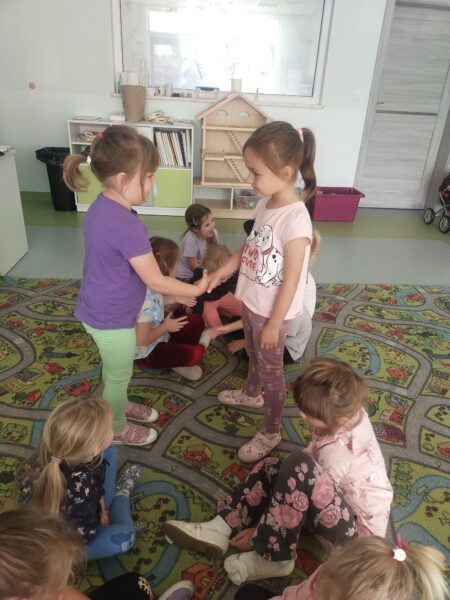 Marcelinka i Klara powtarzajÄ… nowo poznane frazy