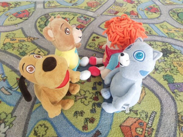 Maskotki z programu dwujęzyczności towarzyszą nam w naszych ćwiczeniach