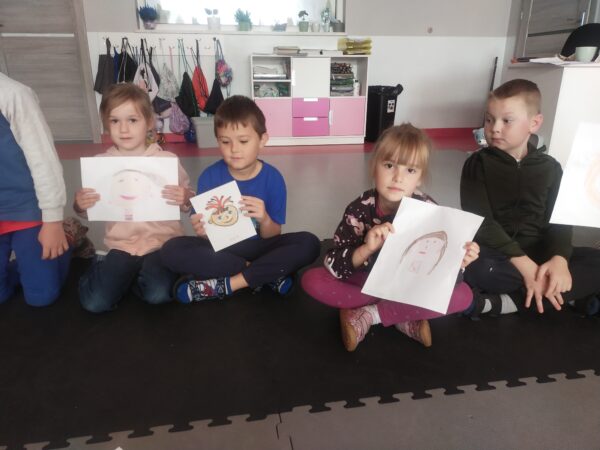 Jeżyki prezentują rysunki swoich twarzy