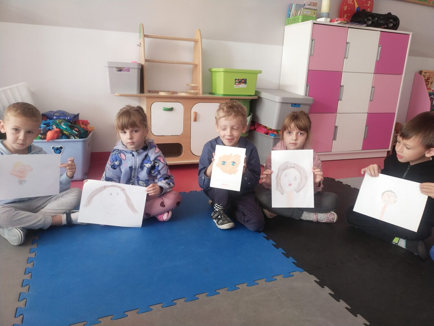 Jeżyki prezentują rysunki swoich twarzy