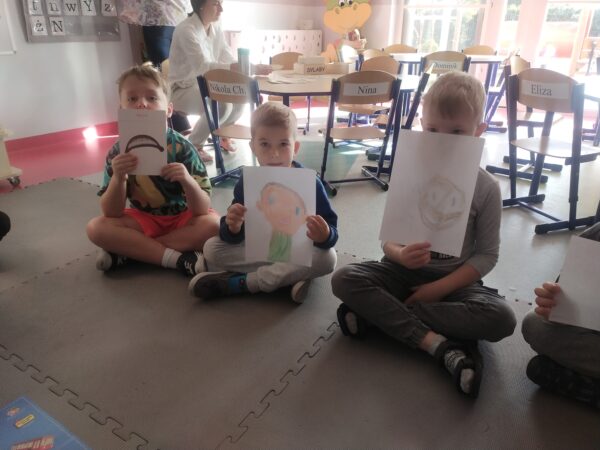 Jeżyki prezentują rysunki swoich twarzy