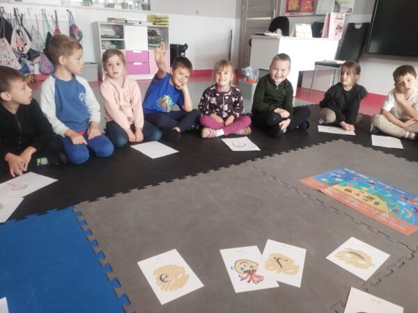 Powtarzamy słowa: face, eyes, nose, ears, mouth and teeth.