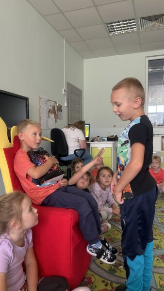 Oskar składa życzenia urodzinowe Mikołajkowi