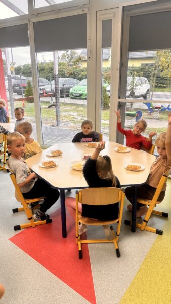 Przedszkolaki podczas obchodów Dnia Chłopaka